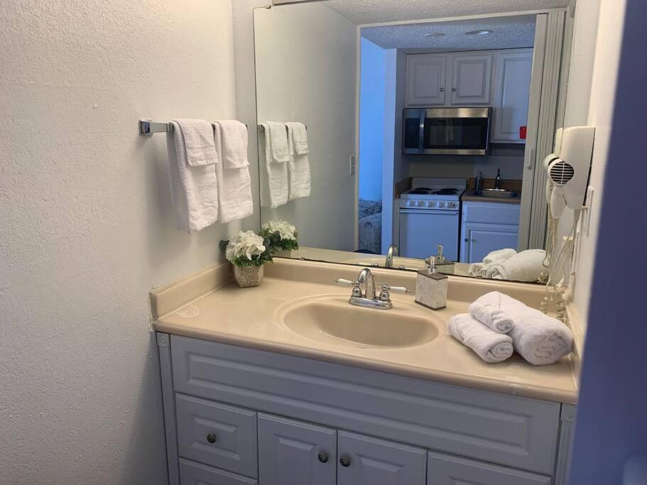 Royal Retreat-Amazing View-King Bed-1 Bedroom-Full Kitchen-Free Parking-Self Check-In Μιρτλ Μπιτς Εξωτερικό φωτογραφία